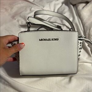 Michael Kors White Leather Crossbody Bag Sleek Design